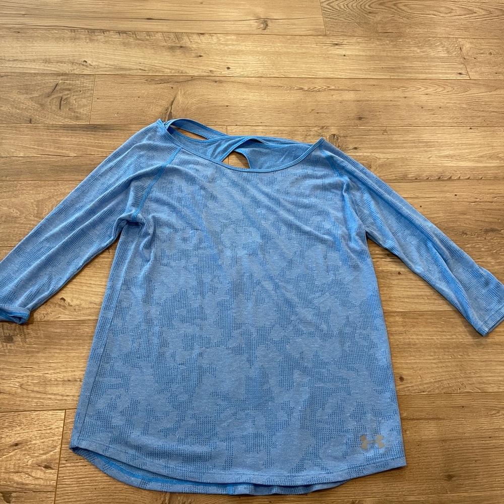 Womens loose fit workout top. SM.